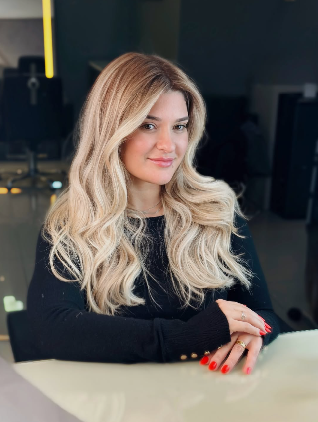 Cliente loira com cabelo iluminado e saudável após coloração personalizada
